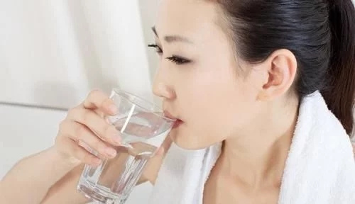 每天早晨喝水對身體好嗎？這5類人適合早起飲水